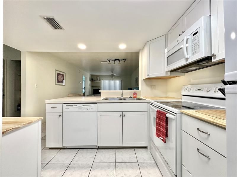 For Rent: $1,990 (2 beds, 2 baths, 871 Square Feet)