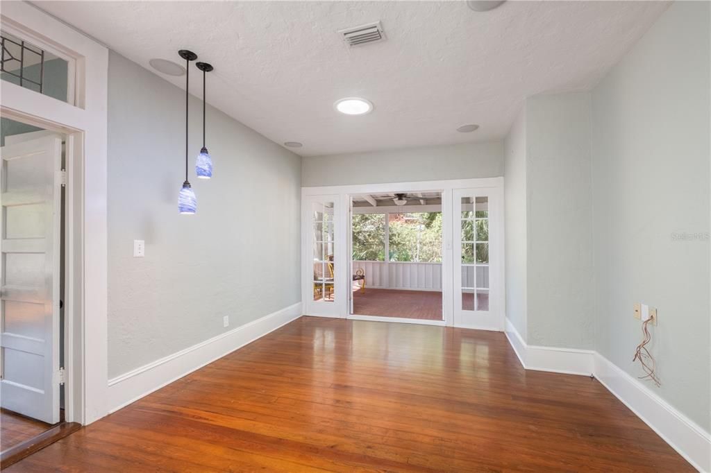 Recently Sold: $460,000 (3 beds, 2 baths, 1910 Square Feet)