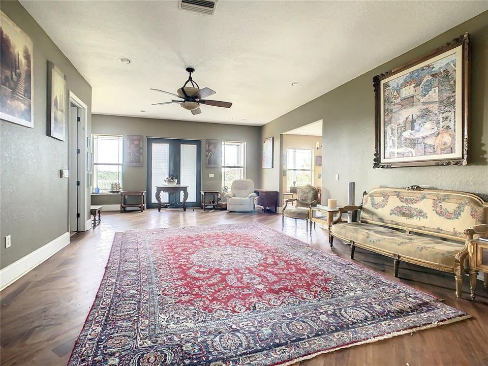 935 Bayshore - Living room, harswood floors, view toward back deck