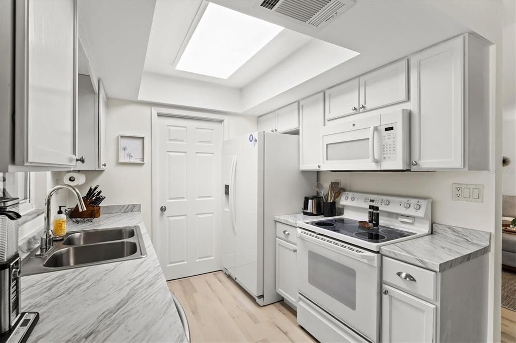 В аренду: $8,000 (3 спален, 2 ванн, 1105 Квадратных фут)