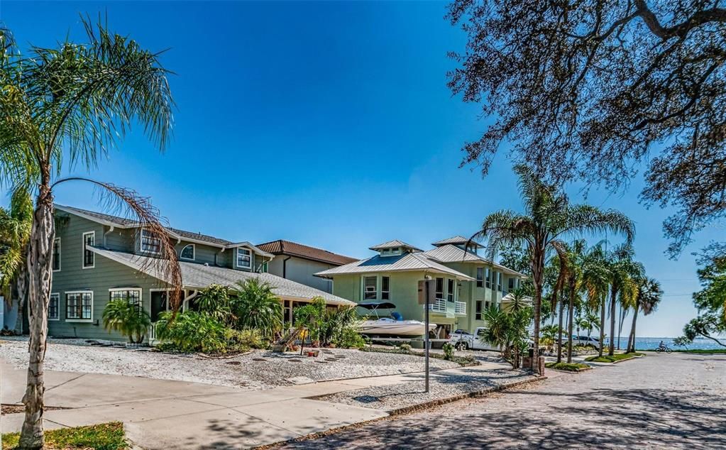 Recently Sold: $800,000 (3 beds, 2 baths, 2240 Square Feet)