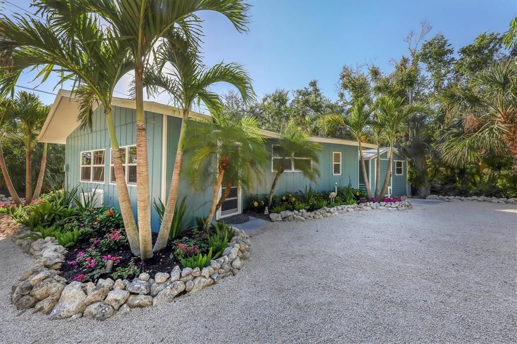 Recently Sold: $3,895,000 (4 beds, 3 baths, 2186 Square Feet)