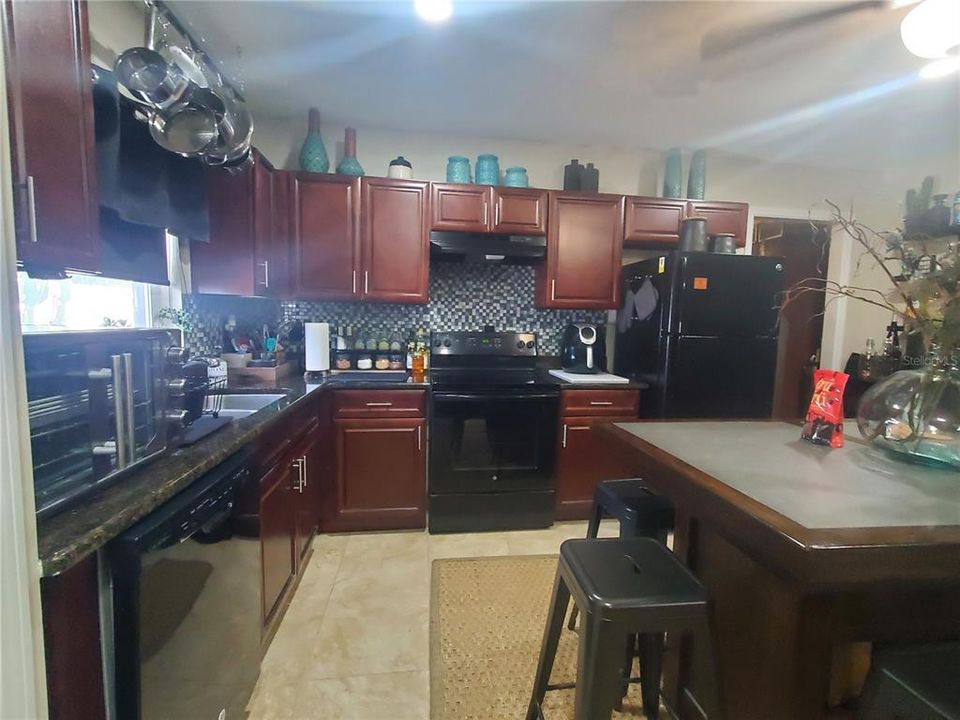 Recently Sold: $149,999 (1 beds, 1 baths, 663 Square Feet)