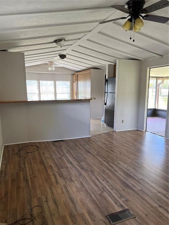 Recently Sold: $279,000 (2 beds, 1 baths, 896 Square Feet)