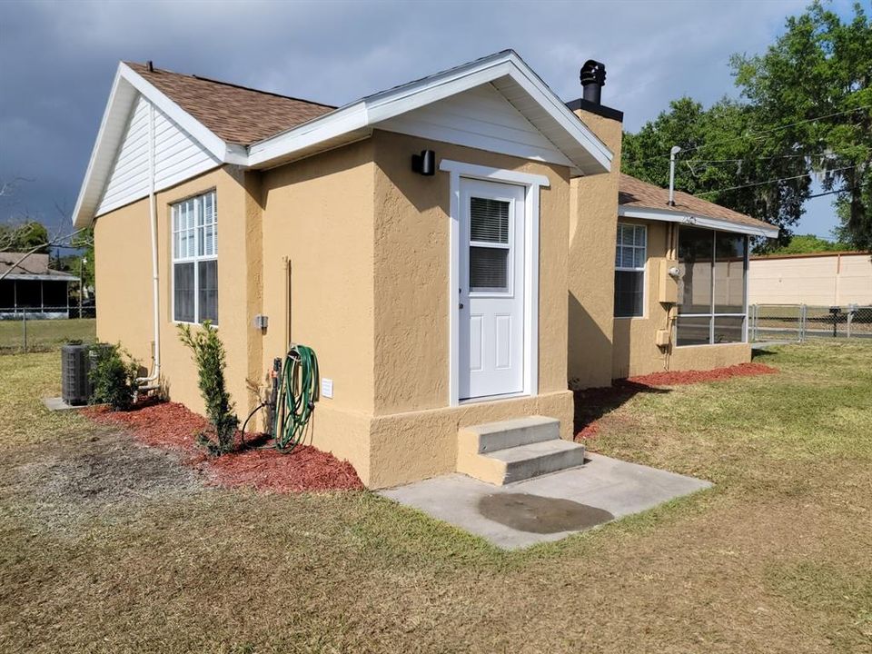 Recently Sold: $199,500 (2 beds, 1 baths, 758 Square Feet)
