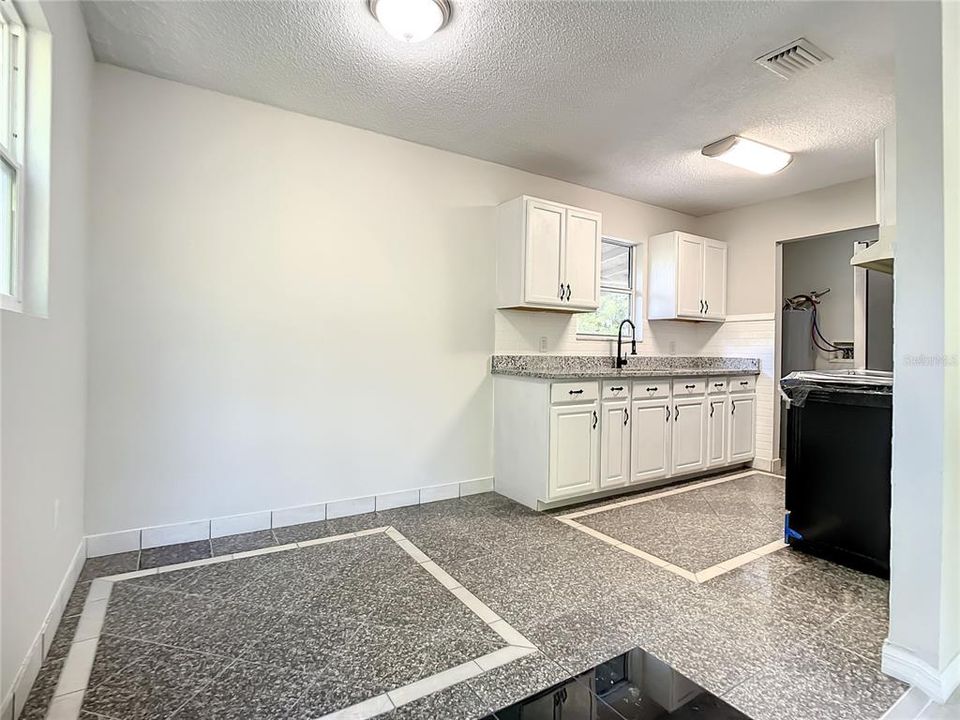 Kitchen & dining area