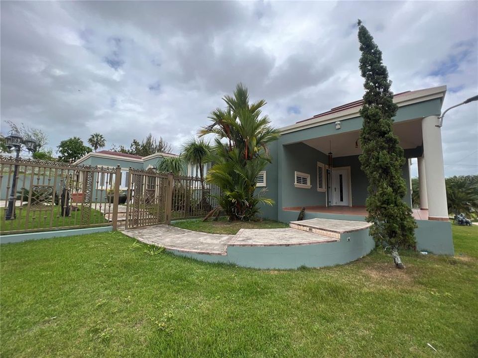 Recently Sold: $425,000 (4 beds, 3 baths, 1800 Square Feet)