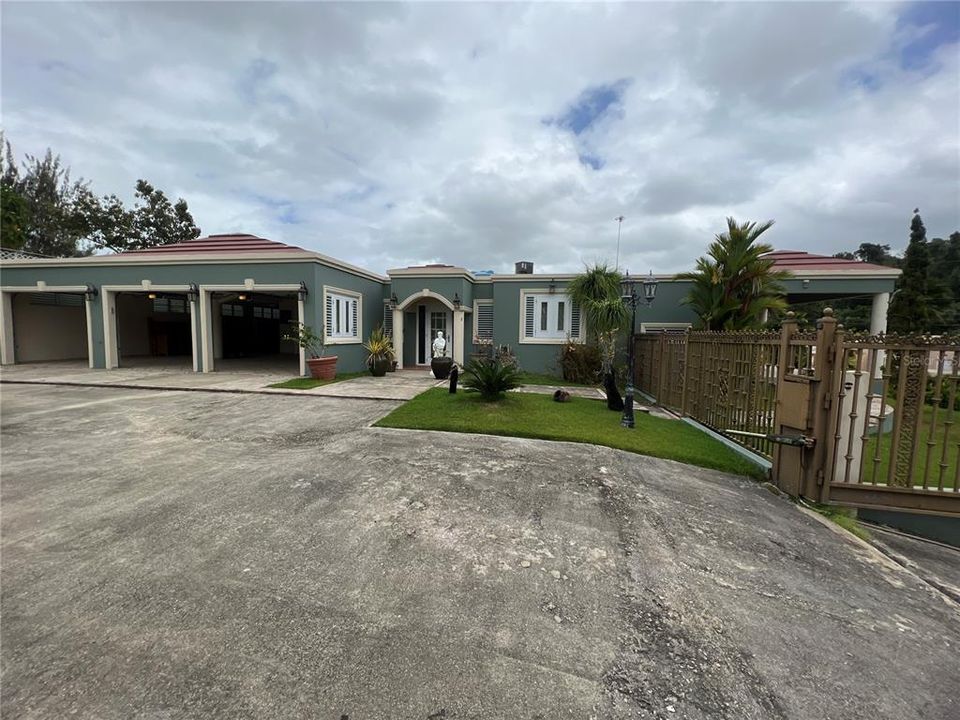 Recently Sold: $425,000 (4 beds, 3 baths, 1800 Square Feet)