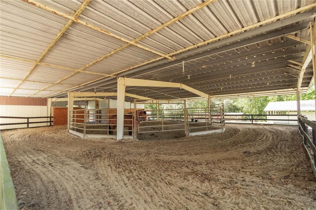 Covered Round Pen