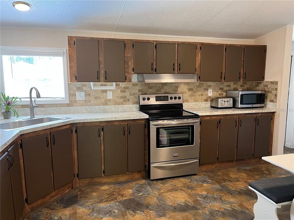 Kitchen, stainless appliances