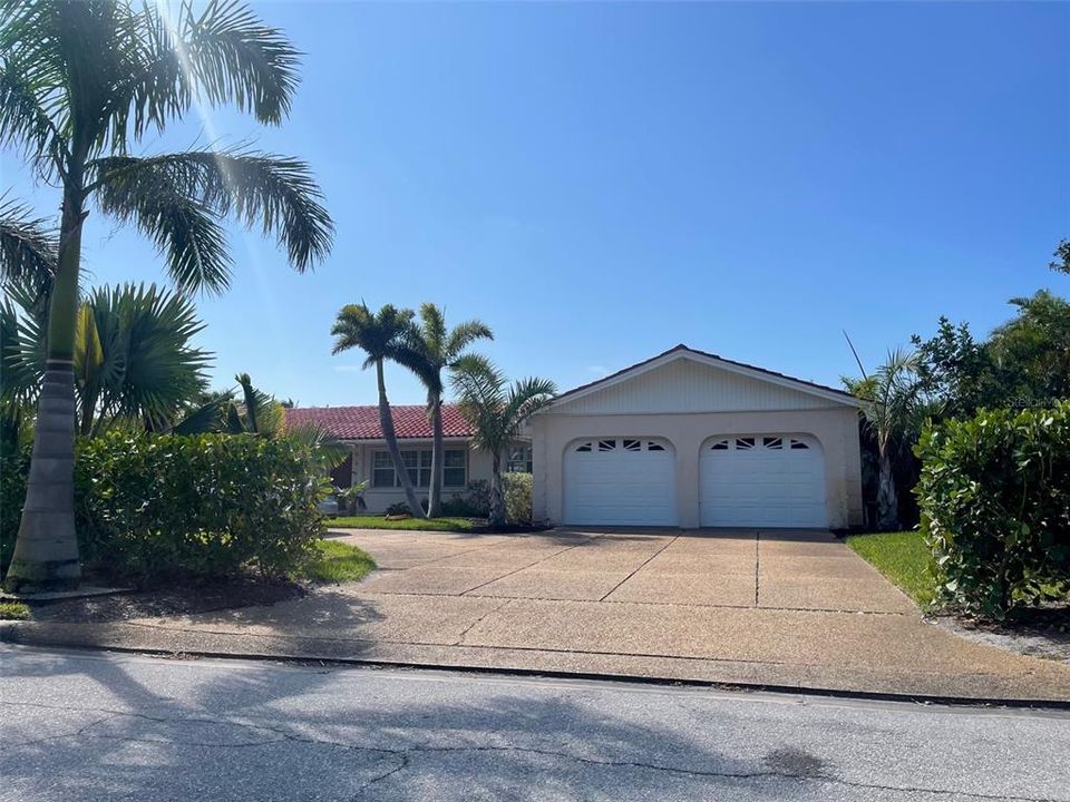 Recently Sold: $3,000,000 (3 beds, 2 baths, 1936 Square Feet)