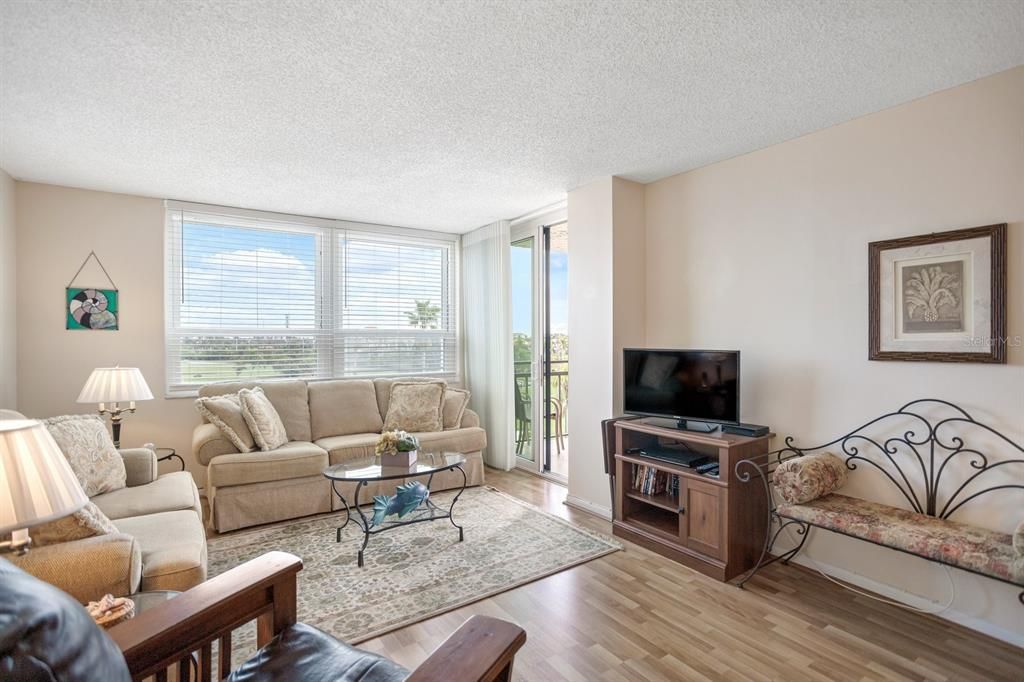 Recently Sold: $338,000 (1 beds, 1 baths, 790 Square Feet)