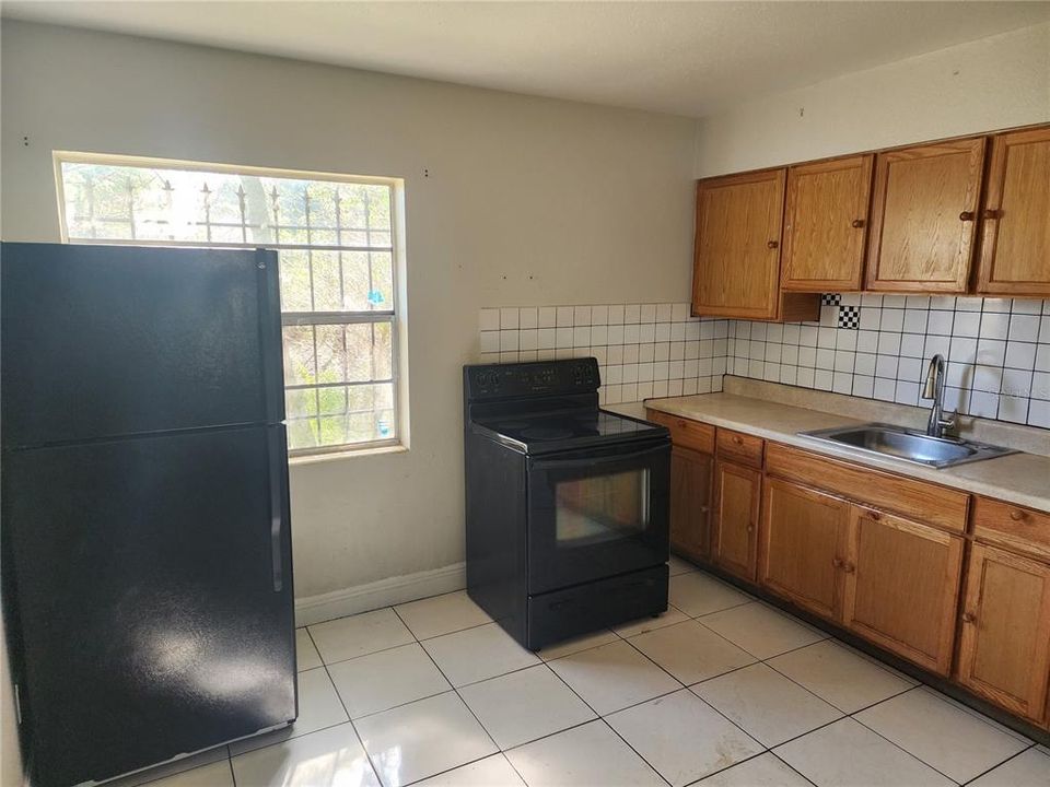 Recently Rented: $1,200 (3 beds, 1 baths, 936 Square Feet)