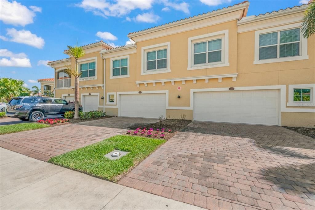 Recently Sold: $450,000 (2 beds, 2 baths, 1574 Square Feet)