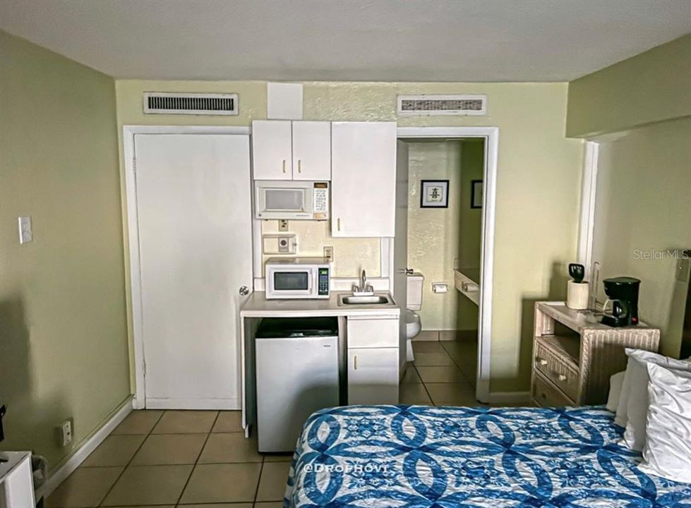 For Sale: $98,000 (1 beds, 1 baths, 337 Square Feet)