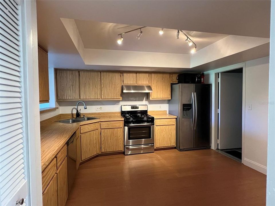 Recently Rented: $2,300 (2 beds, 2 baths, 1632 Square Feet)