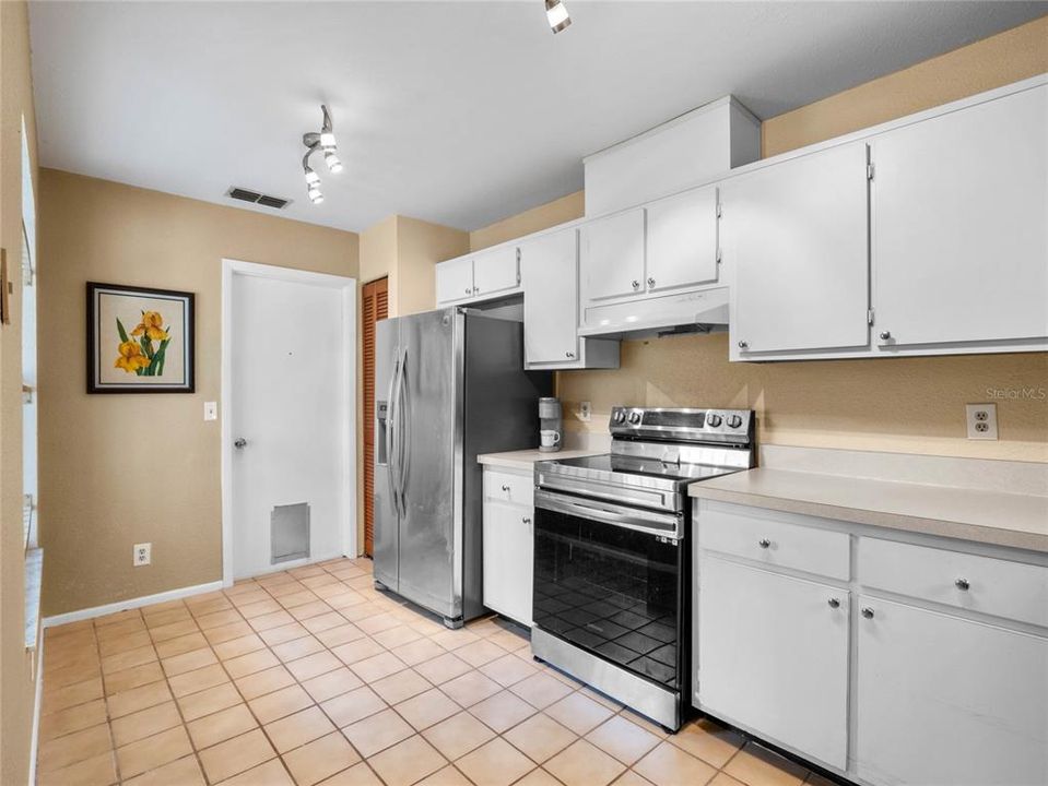 Recently Sold: $219,000 (2 beds, 1 baths, 819 Square Feet)