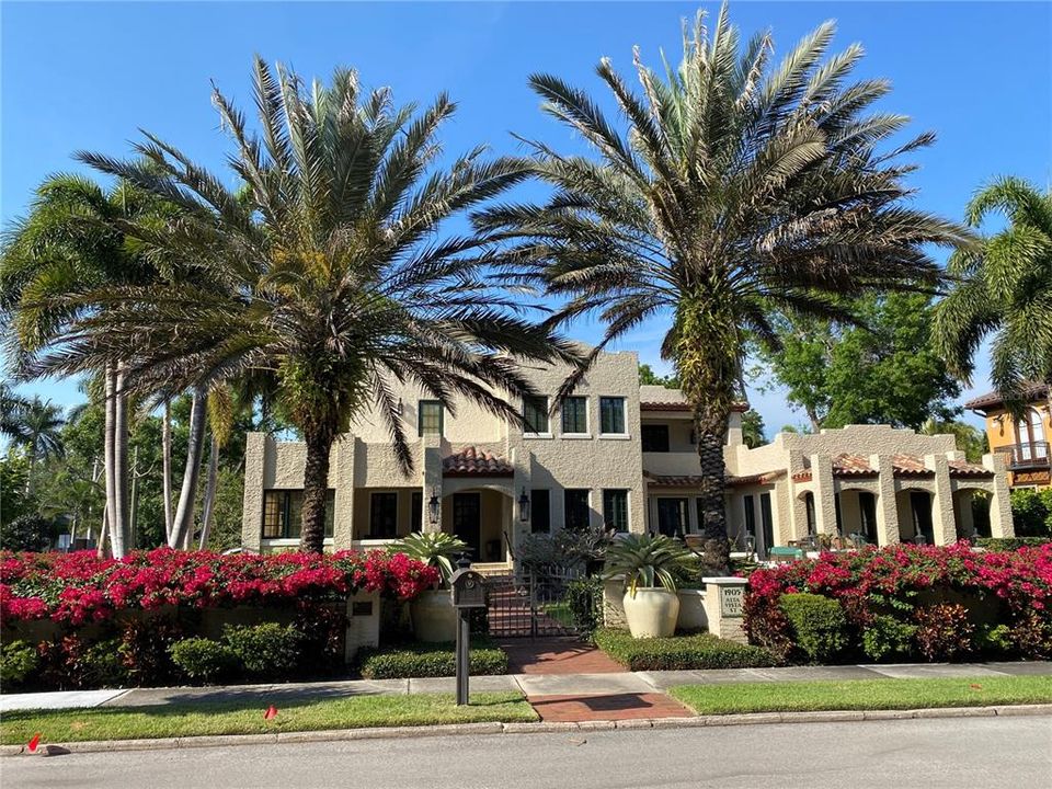 Recently Sold: $3,200,000 (4 beds, 3 baths, 3813 Square Feet)