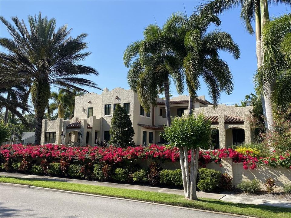 Recently Sold: $3,200,000 (4 beds, 3 baths, 3813 Square Feet)