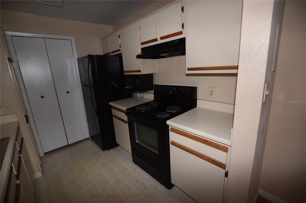 Recently Rented: $1,350 (2 beds, 1 baths, 810 Square Feet)