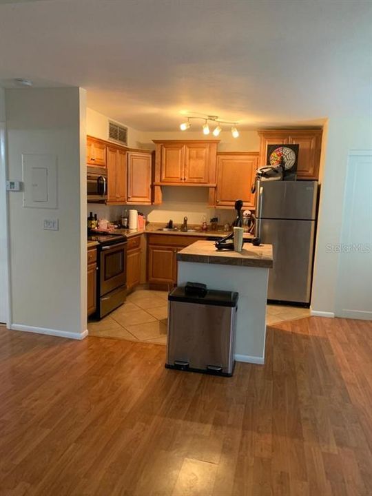 Recently Sold: $165,900 (1 beds, 1 baths, 708 Square Feet)