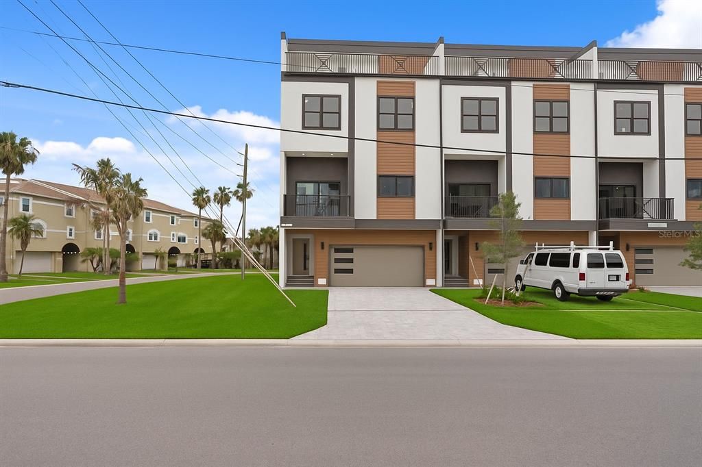 Active With Contract: $1,750,000 (5 beds, 4 baths, 2519 Square Feet)