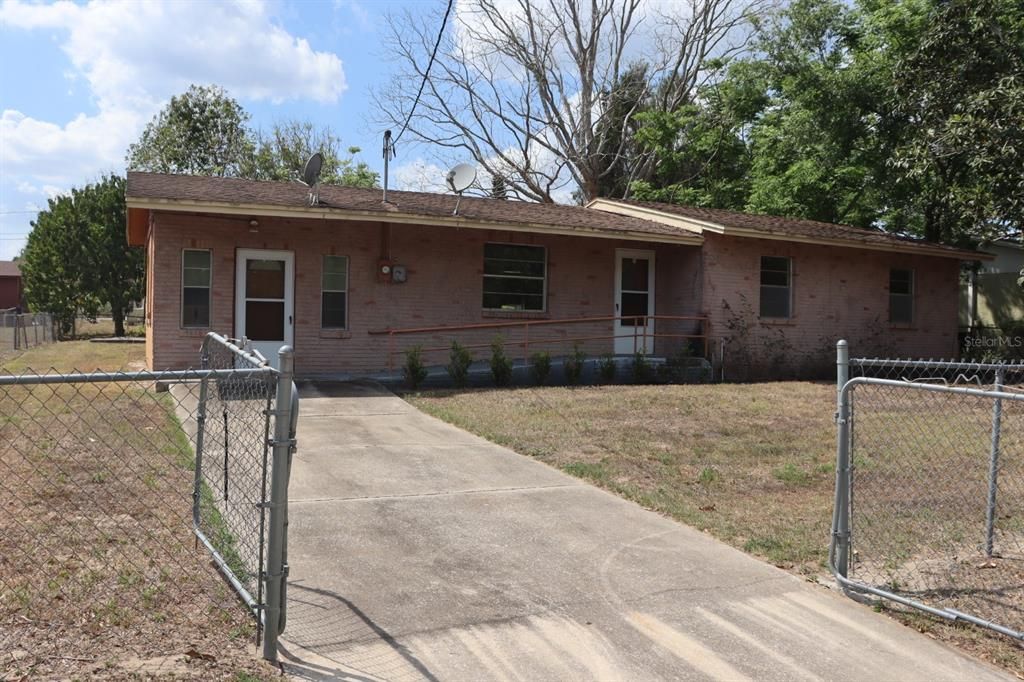 Recently Sold: $180,000 (3 beds, 1 baths, 945 Square Feet)