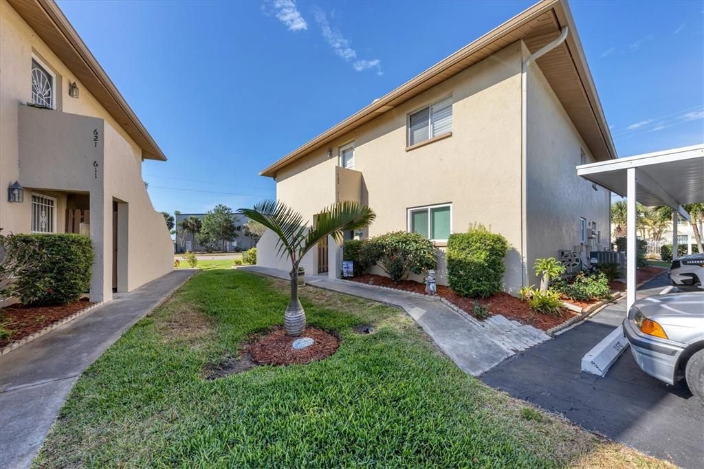 Recently Sold: $320,000 (2 beds, 2 baths, 899 Square Feet)