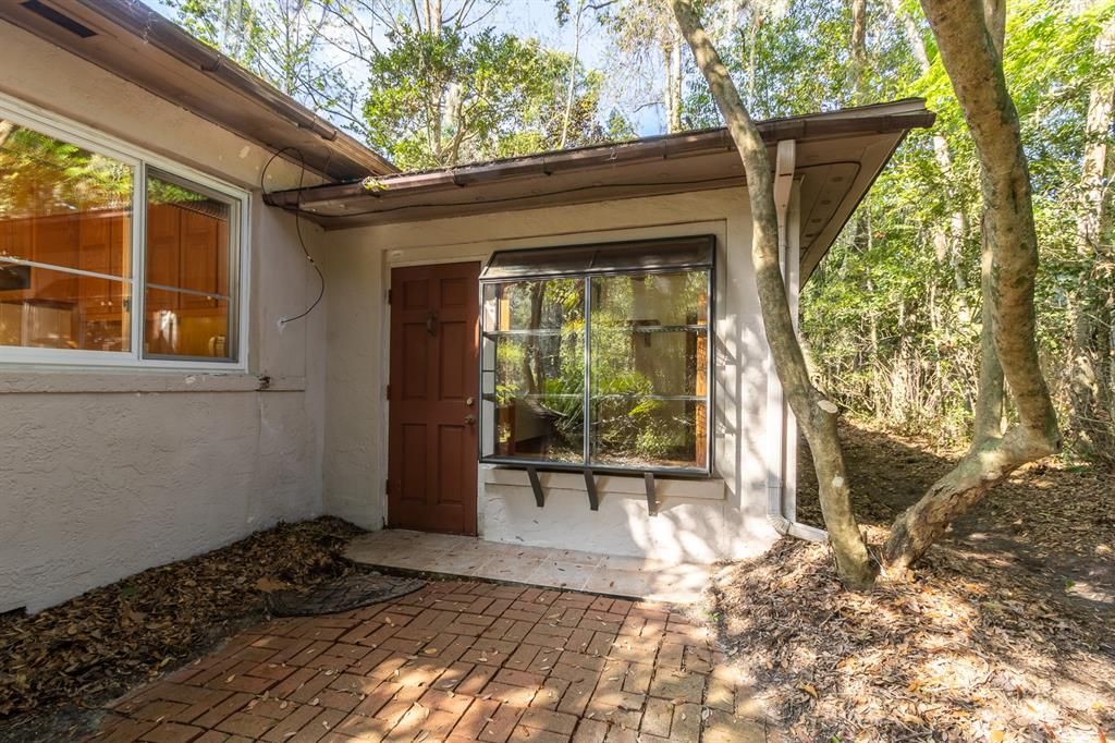 Recently Sold: $385,000 (3 beds, 2 baths, 1649 Square Feet)