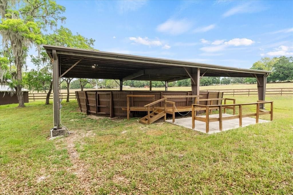 Covered Round Pen w/ Viewing Stand