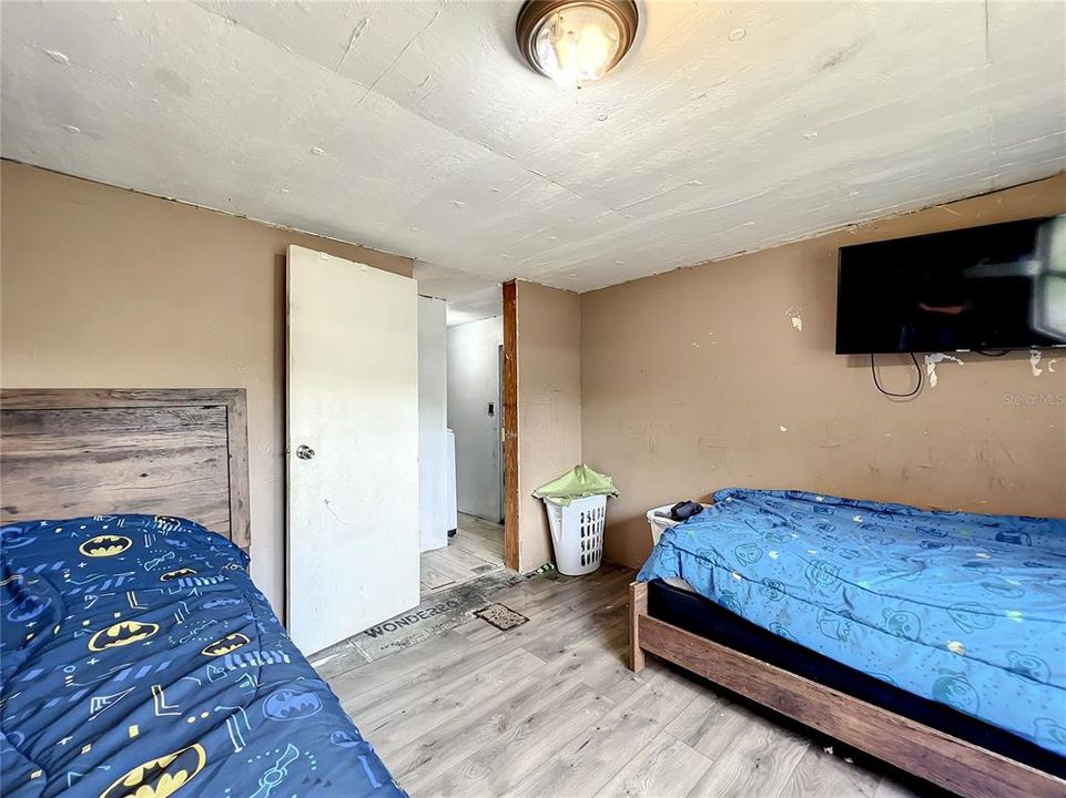 Active With Contract: $58,000 (2 beds, 1 baths, 1320 Square Feet)