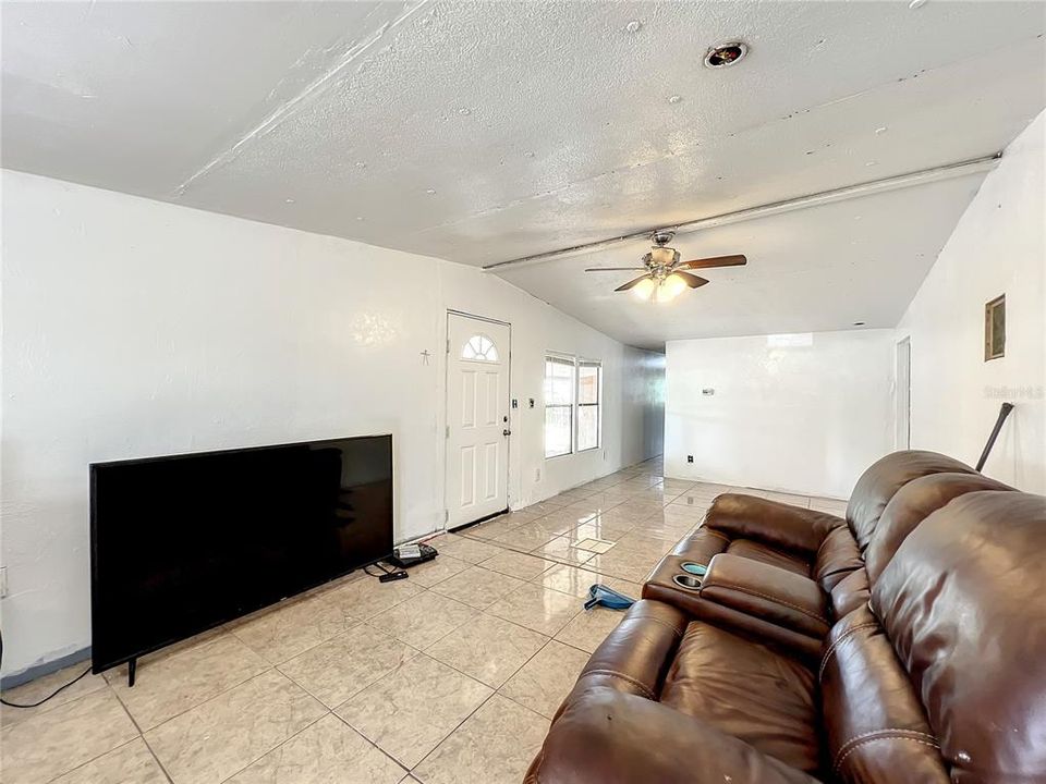Active With Contract: $58,000 (2 beds, 1 baths, 1320 Square Feet)