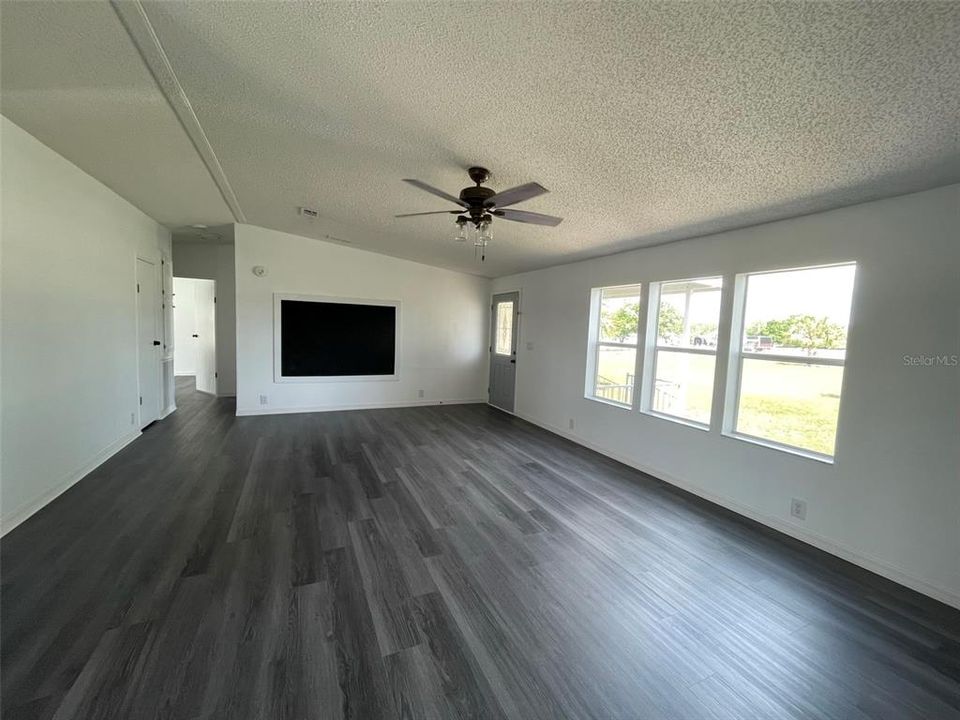 Recently Sold: $325,000 (3 beds, 2 baths, 1512 Square Feet)