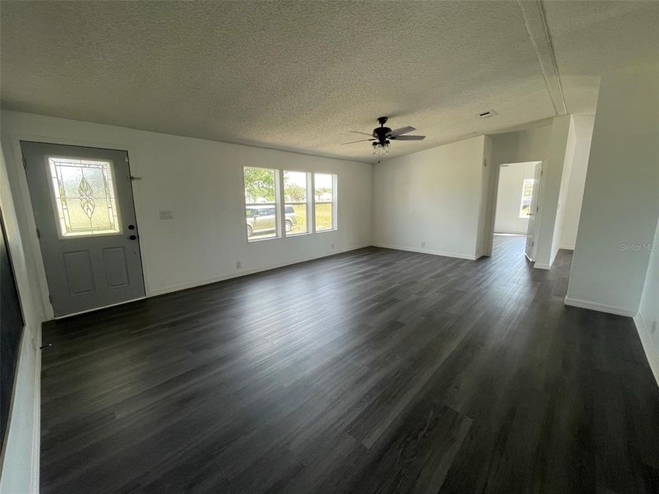 Recently Sold: $325,000 (3 beds, 2 baths, 1512 Square Feet)