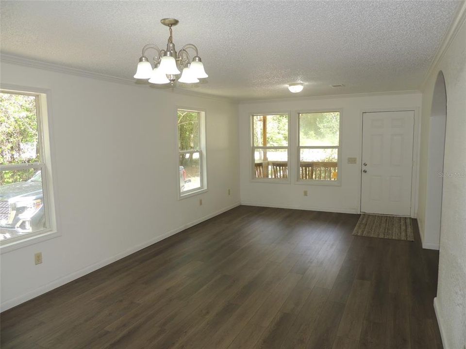 Active With Contract: $189,900 (3 beds, 2 baths, 1560 Square Feet)