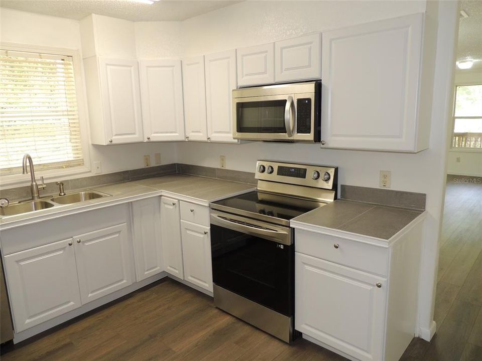 Active With Contract: $189,900 (3 beds, 2 baths, 1560 Square Feet)