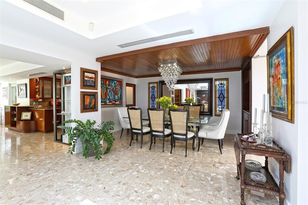 Vendido Recientemente: $1,695,000 (4 camas, 5 baños, 4879 Pies cuadrados)