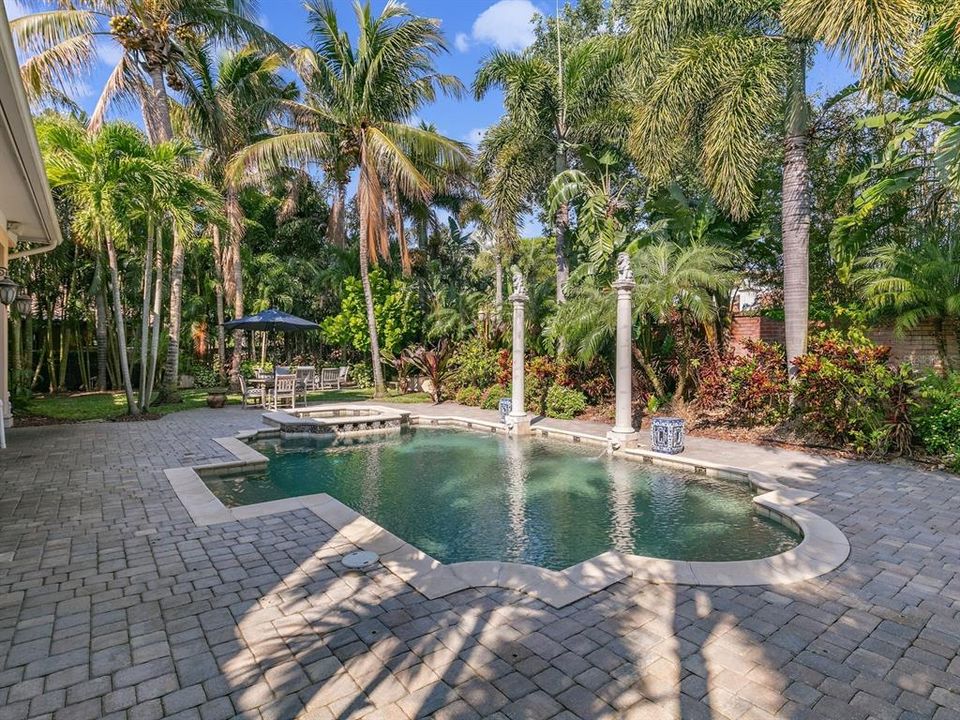 Recently Sold: $2,100,000 (5 beds, 6 baths, 5749 Square Feet)