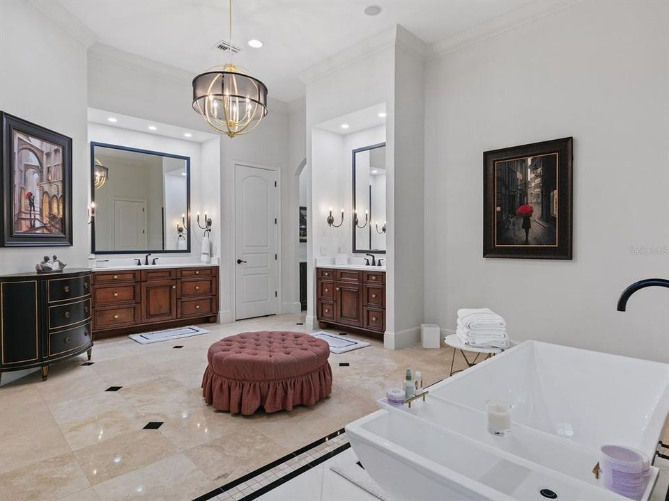 最近售出: $2,100,000 (5 贝兹, 6 浴室, 5749 平方英尺)