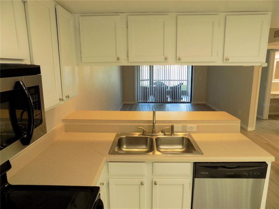 Recently Rented: $1,975 (2 beds, 2 baths, 924 Square Feet)