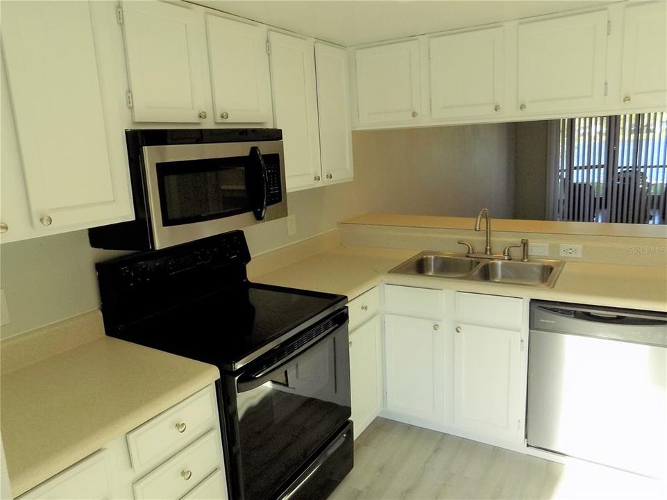 Recently Rented: $1,975 (2 beds, 2 baths, 924 Square Feet)