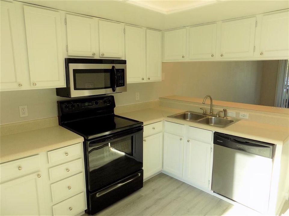 Recently Rented: $1,975 (2 beds, 2 baths, 924 Square Feet)