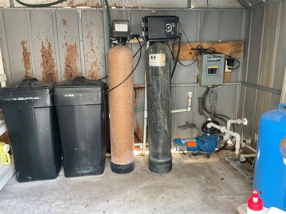 Kinetico. Water softener system with salt and chlorine tank