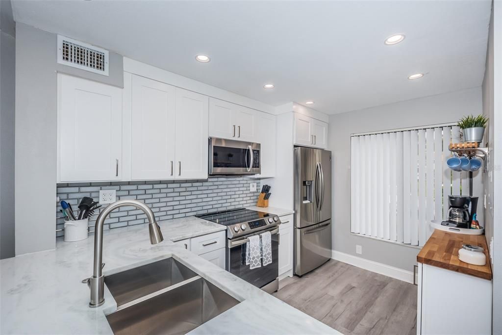 Recently Sold: $488,000 (2 beds, 2 baths, 915 Square Feet)