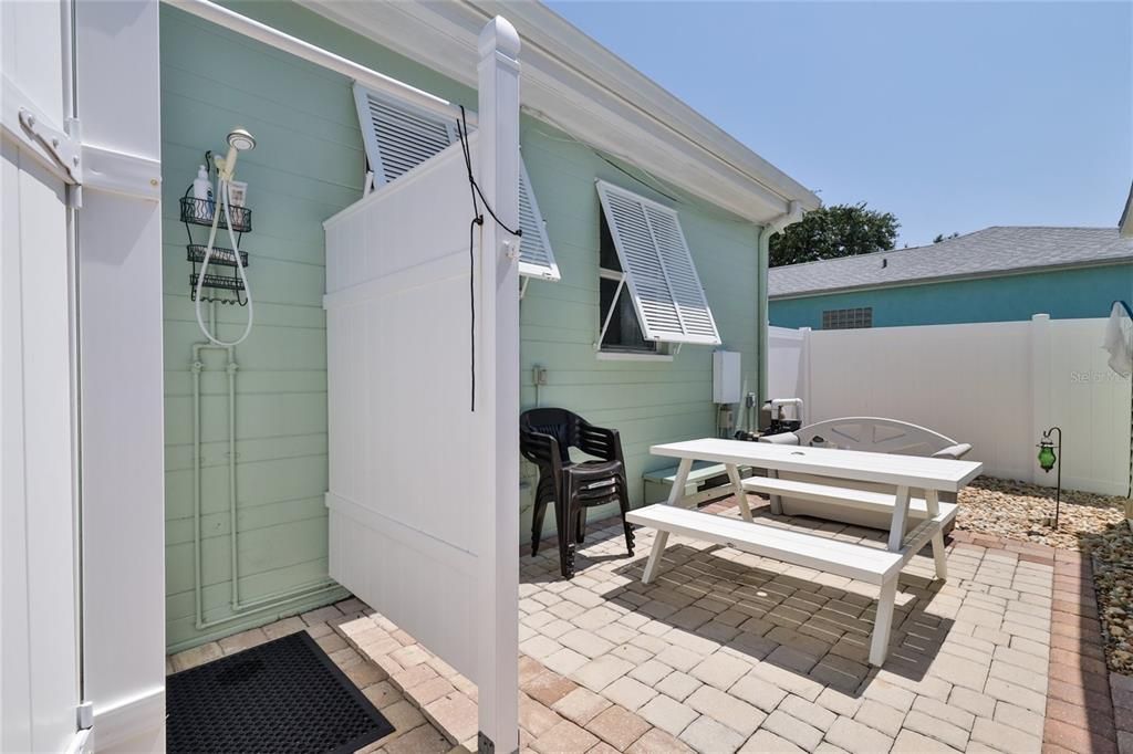 Recently Sold: $725,000 (3 beds, 2 baths, 1216 Square Feet)