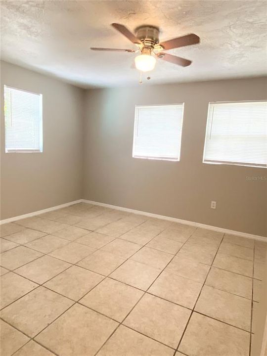 Recently Rented: $1,600 (3 beds, 1 baths, 1055 Square Feet)