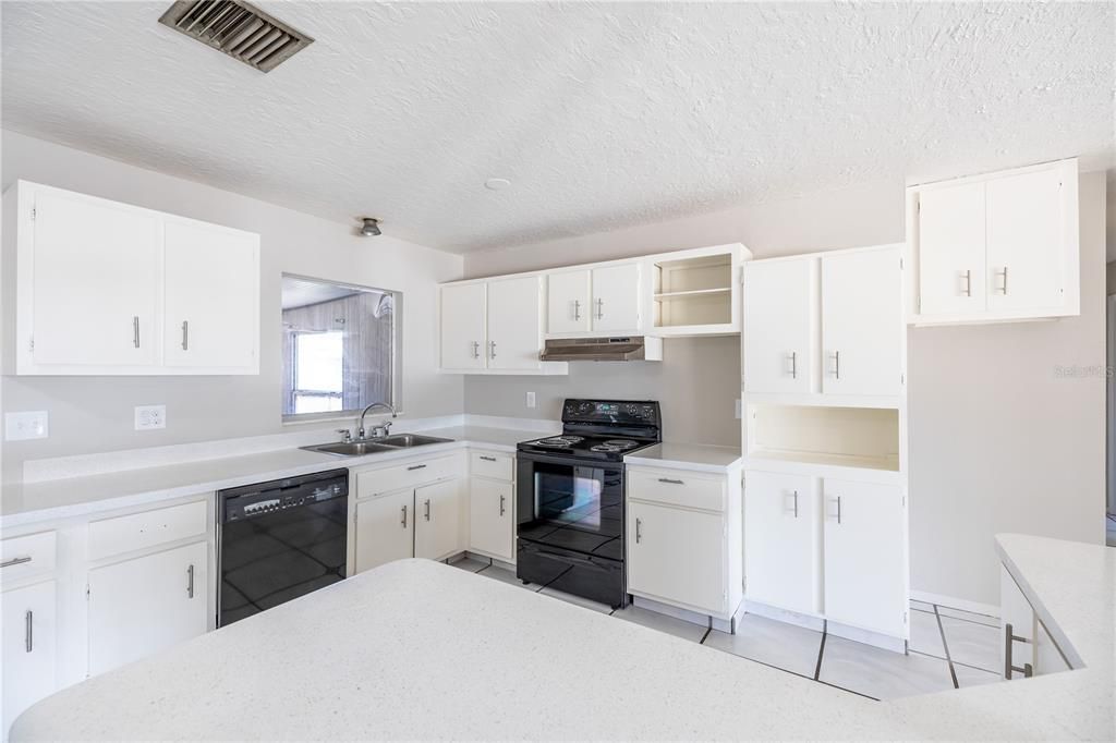 Recently Sold: $230,000 (3 beds, 2 baths, 1286 Square Feet)