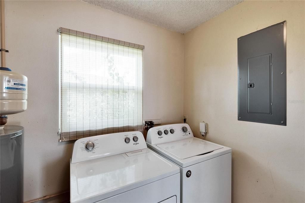 For Sale: $230,000 (2 beds, 1 baths, 992 Square Feet)