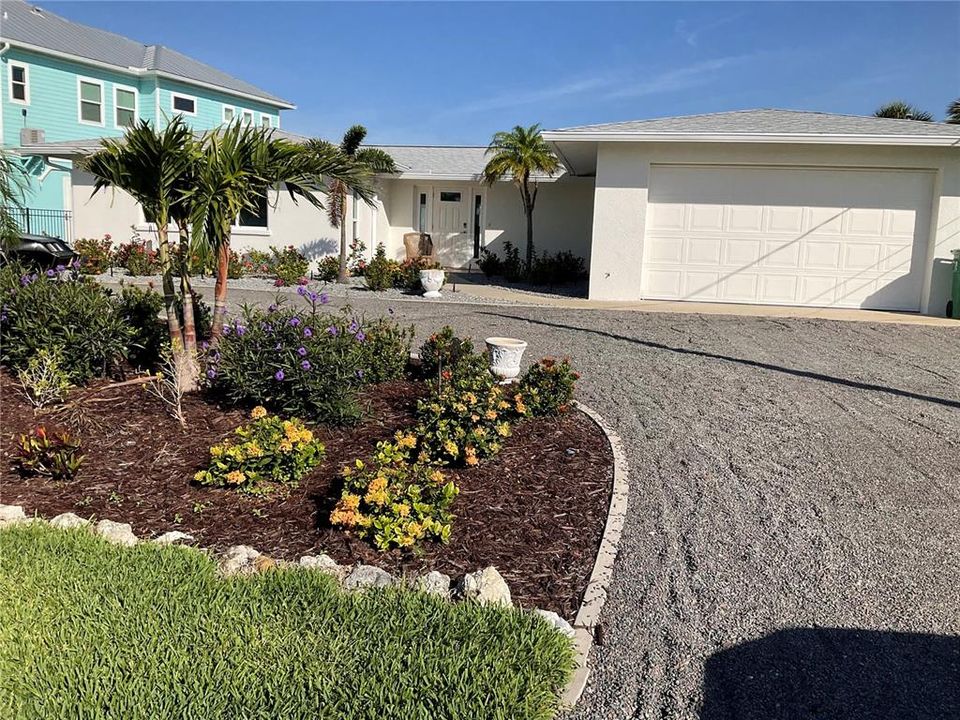 Recently Sold: $1,100,000 (2 beds, 2 baths, 1390 Square Feet)