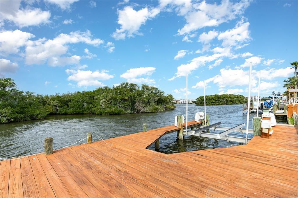 Dock & Boat Lift With Electric